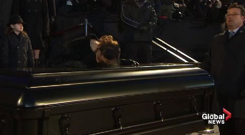 Pohreb manžela Celine Dion. Touto piesňou ho odprevadila na poslednej ceste