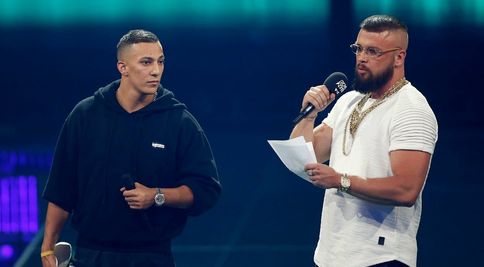 Židia sú pobúrení! Prestížnu hudobnú cenu získali raperi oslavujúci holokaust