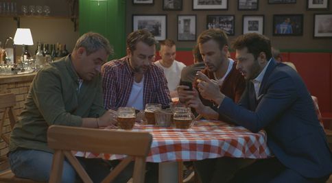 Neveria vlastným ženám? Oteckovia menia heslá do mobilov!