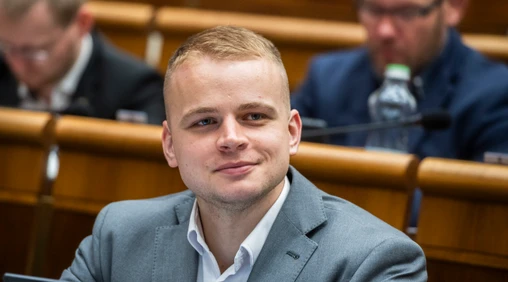 Politico zaradil Mazureka na zoznam najčudnejších europoslancov. Figuruje v ňom ako „usmievavý rasista“