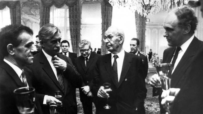 Sprava predseda vlády ČSSR Marián Čalfa, G. Husák, Jiří Dienstbier a Richard Sacher. 