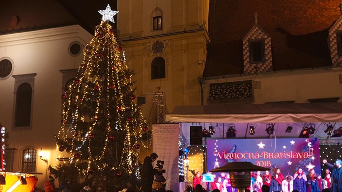 Rozsvietený vianočný stromček na Hlavnom námestí v Bratislave.