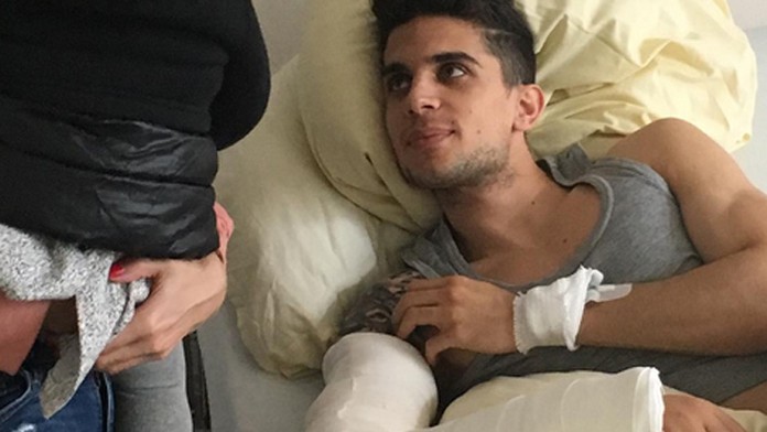 Obranca Borussie Dortmund Marc Bartra v nemocnici po útoku na klubový autobus.