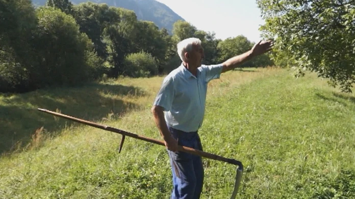 Muž s kosou.