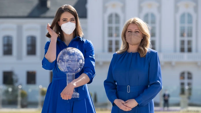 Na snímke vpravo prezidentka SR Zuzana Čaputová, ktorá prijala Petru Vlhovú v záhrade Prezidentského paláca. 