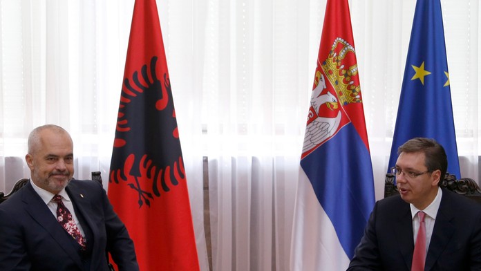 Srbský premiér Aleksandar Vučič sa rozpráva so svojím albánskym partnerom Edi Ramom počas ich stretnutia v Belehrade.