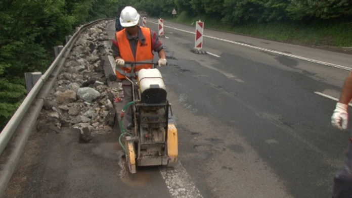 Oprava cesty na Dargove.