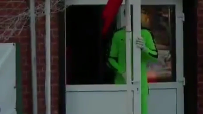 Brankár sa "skrýva" za dverami