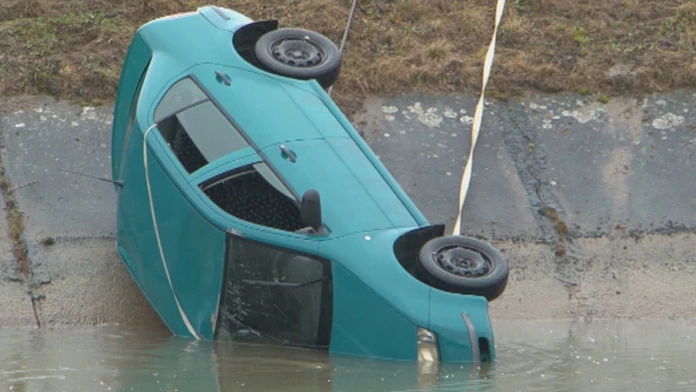 Neznámy páchateľ vykradol pivnicu v Dubnici nad Váhom, ukradol automobil a spustil ho do inundačného kanála Váhu.