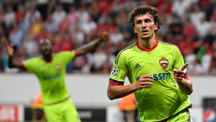 Roman Jeremenko oslavuje svoj druhý gól v zápase E-skupiny futbalovej Ligy majstrov Bayer Leverkusen - CSKA Moskva.