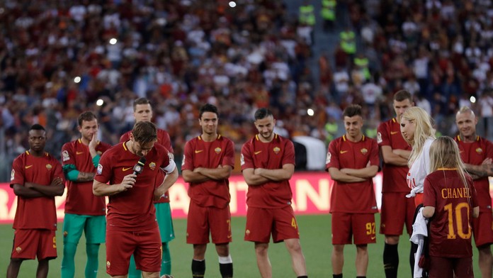 Francesco Totti sa pozerá na syn počas rozlúčky s AS Rímom.