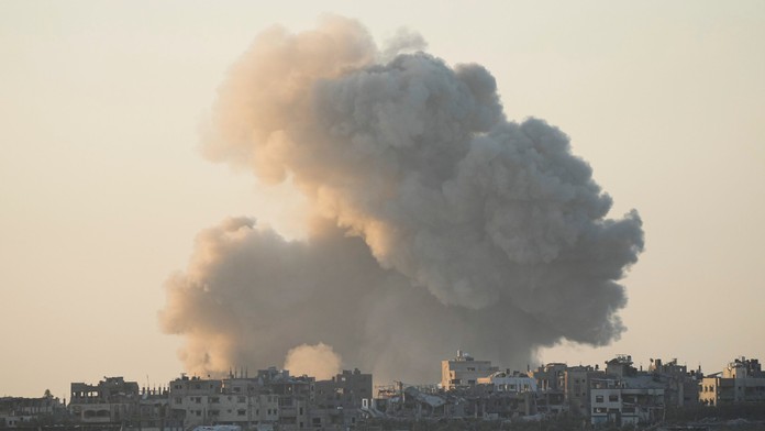 Po izraelskom bombardovaní v pásme Gazy stúpa dym.