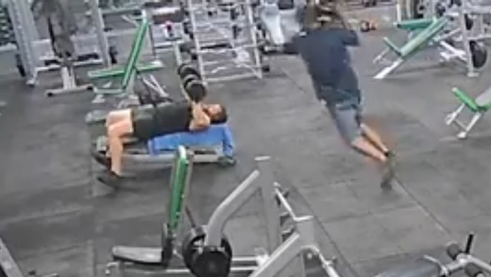 Austrálčan nafingoval nehodu v posilňovni. Nič netušiacemu mužovi pustil na hlavu 20-kilogramové závažie