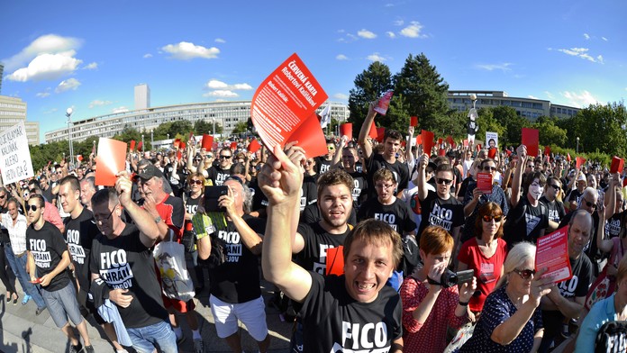 Protestné zhromaždenie občanov na Námestí Slobody.