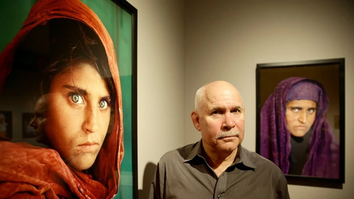 Steve McCurry so svojou najslávnejšou fotografiou afgánskeho dievčaťa, ktorú urobil v roku 1984.