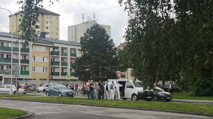 Monika s Makhmudom na prvej spoločnej prechádzke s dcérou