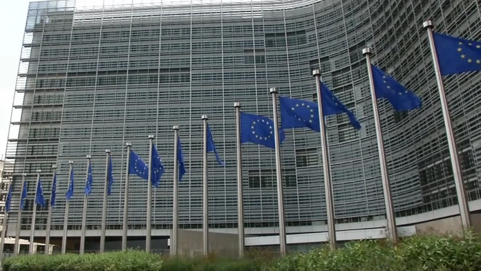 Brusel chce zabrániť, aby ľudia z chudobnejších krajín chodili do bohatších kvôli dávkam