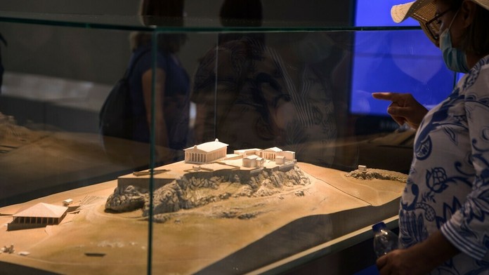 Miniatúra návršia Akropola.