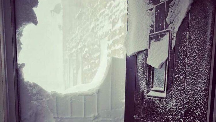 Otlačená predná časť vchodových dverí do snehu.