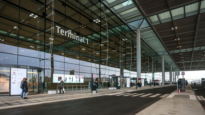 Ľudia na letisku v Berlíne.