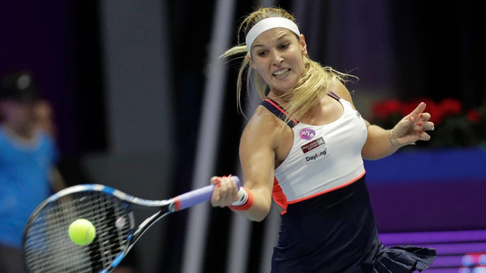 Dominika Cibulková odvracia úder domácej tenistky Jeleny Vesninovej vo štvrťfinále na turnaji WTA v Petrohrade.