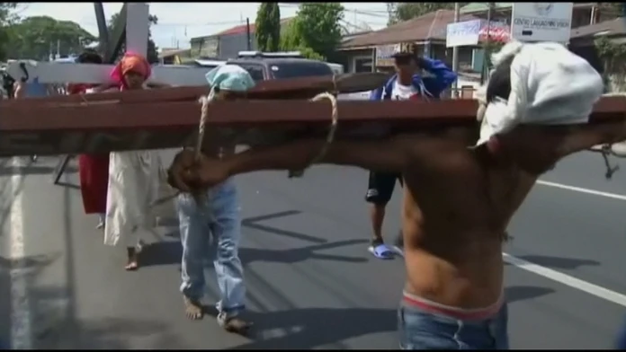 Filipínčania sa bičujú a nosia kríže