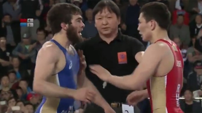 Viktor Lebedev (vľavo) a Ismail Musukajev v kontroverznom zápase.