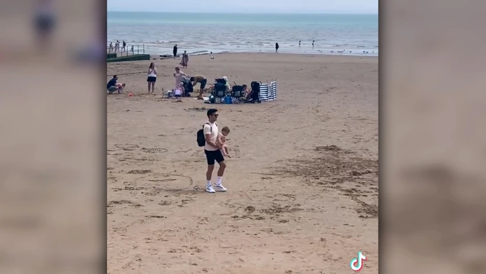 Muž našiel dieťa, ktoré nikomu na pláži nechýbalo
