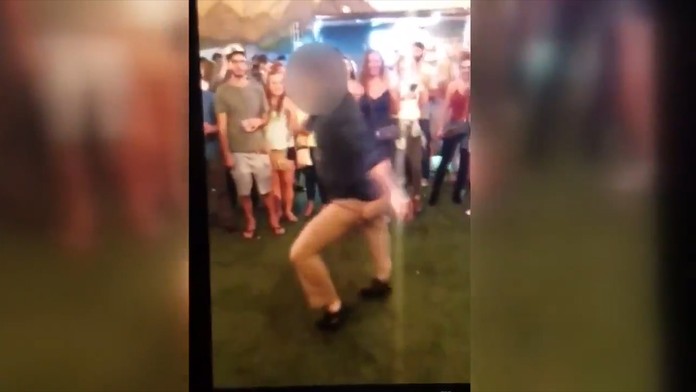 Policajt počas tancovania.