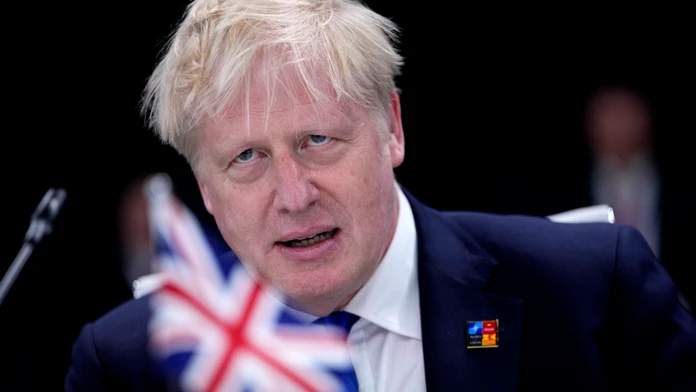 Britská vláda sa otriasa v základoch. Pre Johnsonove vládnutie odstupujú ďalší členovia, premiér odstúpenie odmieta
