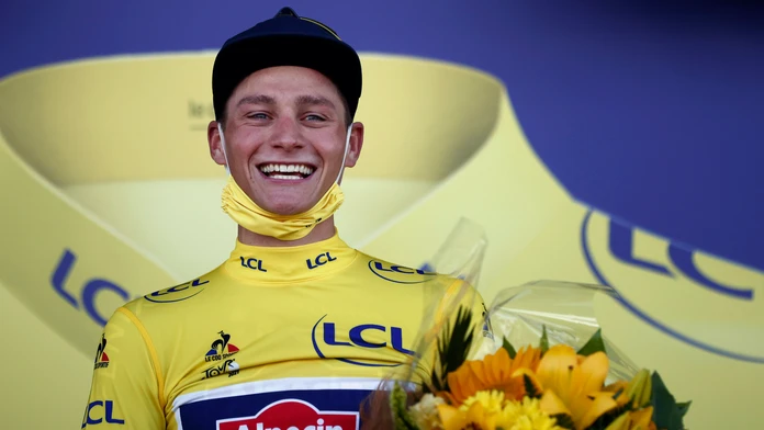 Holandský cyklista Mathieu van der Poel sa teší na pódiu v žltom drese.