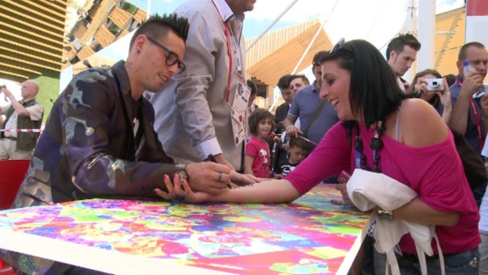 Marek Hamšík sa podpisuje fanúšičke v slovenskom pavilóne na výstave EXPO.