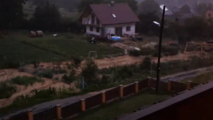 Búrky z večera do rána potrápili Slovákov. Takto to vyzeralo na mnohých miestach