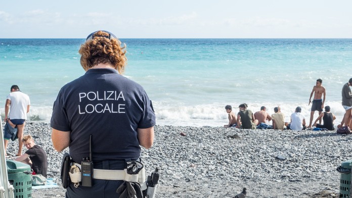 Obľúbená destinácia pokutuje za nevhodné oblečenie v uliciach miest. Turistov to môže vyjsť draho