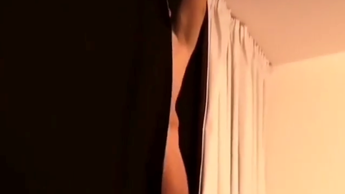 Nahý Rytmus v okne. 