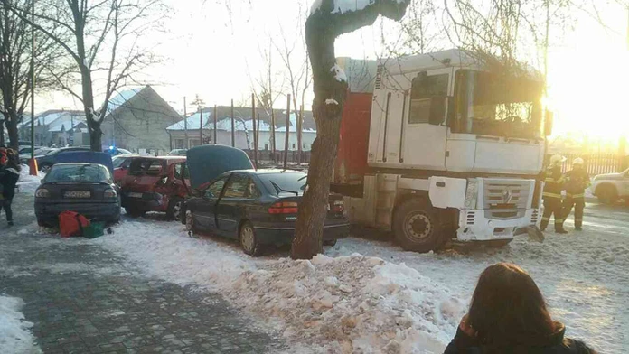 Pre ZŠ v Tornali vrazil kamión do troch áut.