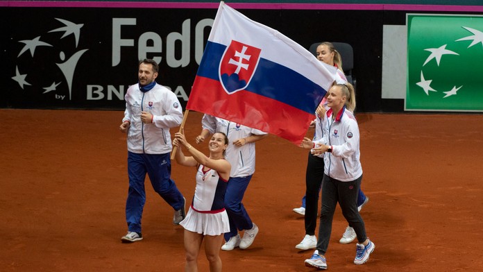 Radosť fedcupového tímu, zľava tréner Matej Lipták, Dominika Cibulková, Rebecca Šramková a Karolína Schmiedlová po získaní treti