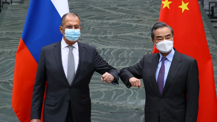 Ruský minister zahraničných vecí Sergej Lavrov (vľavo) a jeho čínsky rezortný kolega Wang I.