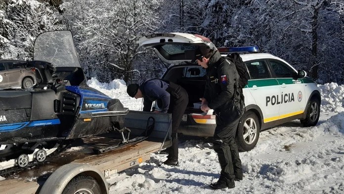 Hokejista Peter Zuzin ukazuje miesto, kde narazil.