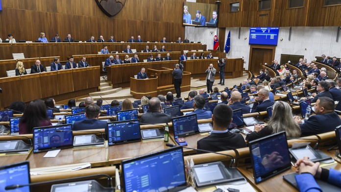 Zdravotné odvody by sa mohli pre zamestnávateľov a živnostníkov zvýšiť len dočasne