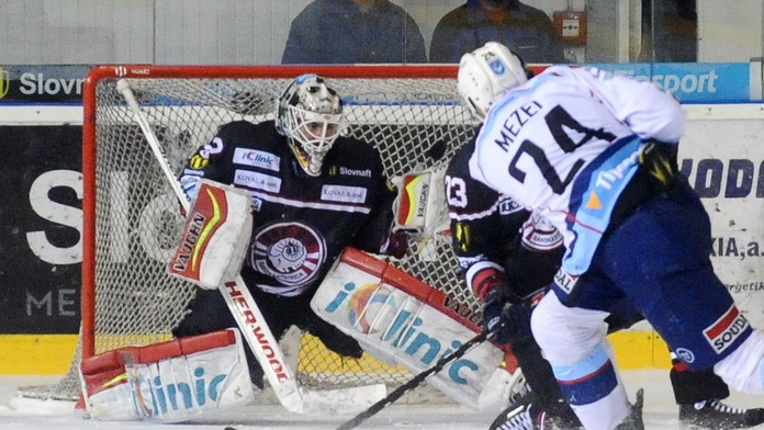 Branislav Mezei z Nitry (vpravo) dáva gól