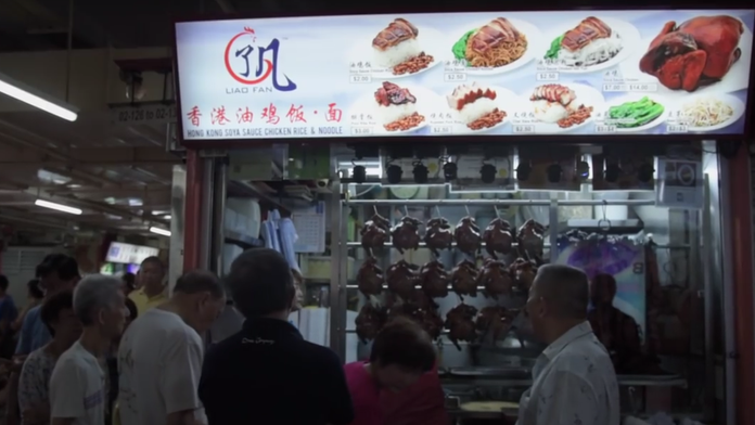 Stánok s michelinovskou hviezdou v uliciach Singapuru.