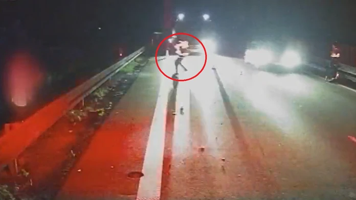 Českého policajta skoro na diaľnici zmietol autobus