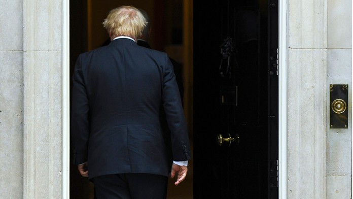 Prepustený režisér Oleh Sencov a ukrajinský prezident Volodymyr Zelenský.