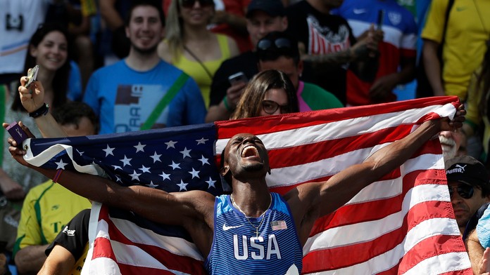 Americký trojskokan Will Claye sa úprimne raduje zo zlatej olympijskej medaily z Ria.