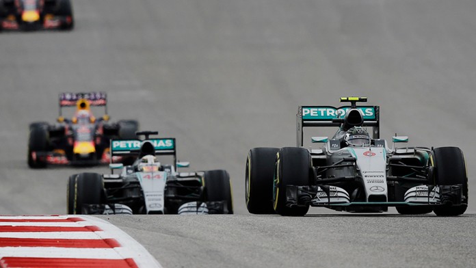 Jazdci tímu Mercedes Nico Rosberg (6), za ním Lewis Hamilton (44) na VC USA v Austine.