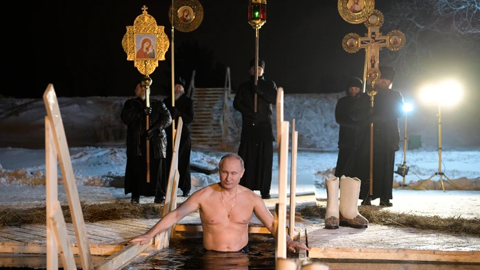 Ruský prezident sa do vody pri tejto príležitosti ponoril pred novinármi prvýkrát. 