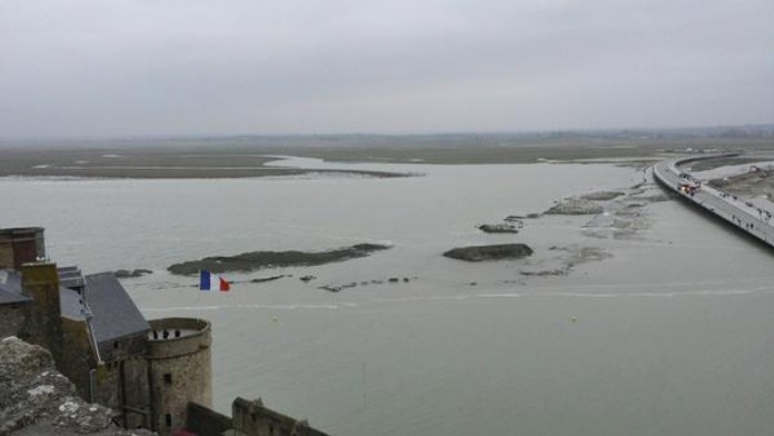 Príliv pri francúzskom zámku Mont Saint- Michel.