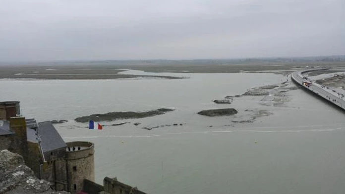 Príliv pri francúzskom zámku Mont Saint- Michel.