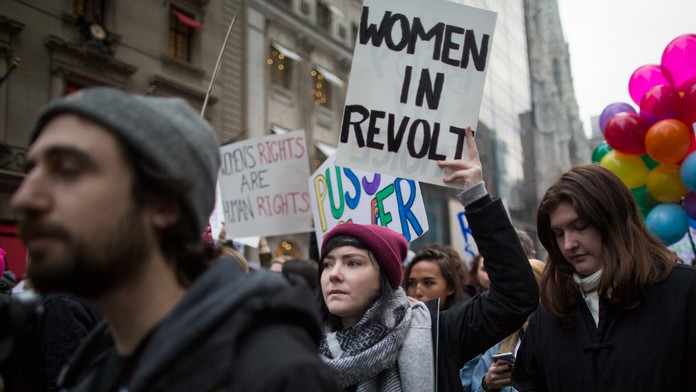 Pochod žien na protestnej akcii v New Yorku.